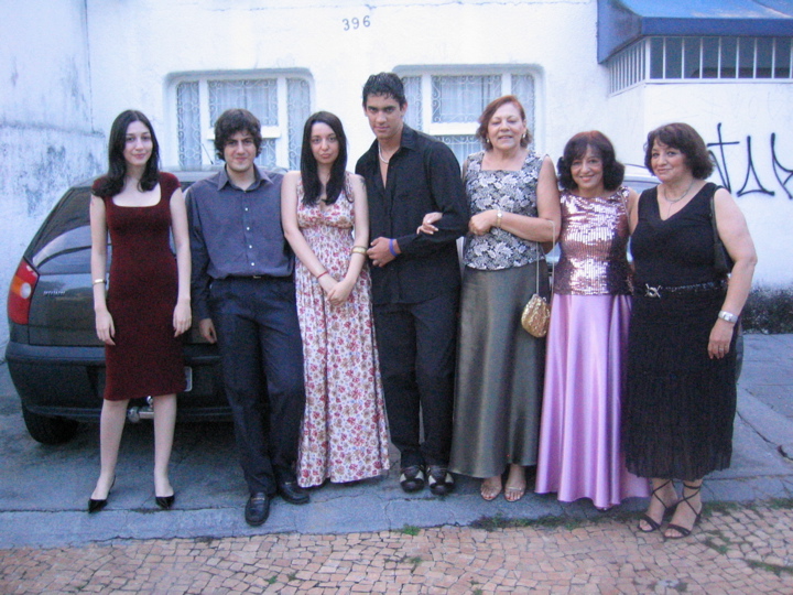 Familia vai ao casório